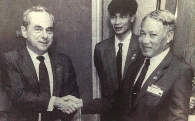 Cục trưởng Cục Hàng không dân dụng Nguyễn Hồng Nhị tiếp đại diện ICAO năm 1994