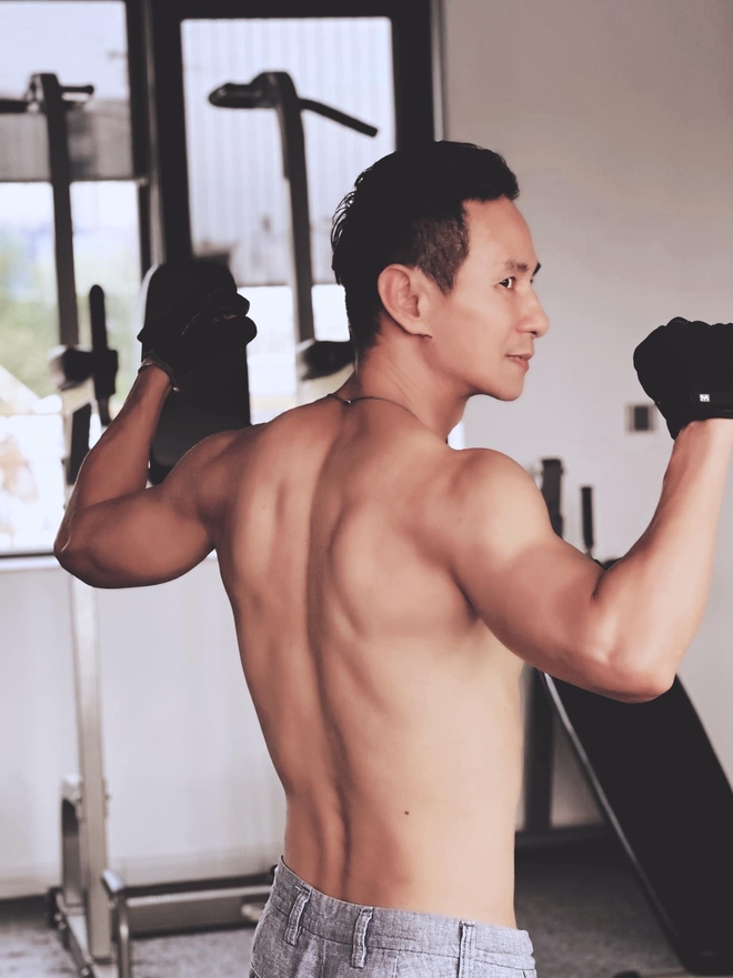 Lý Hải - một trong những hot boy 6 múi Việt Nam nổi tiếng nhất là một người mẫu chuyên nghiệp và có lượng fan hâm mộ đông đảo. Với thân hình đẹp như siêu mẫu và khuôn mặt điển trai, Lý Hải là tấm gương lý tưởng cho những người trẻ muốn rèn luyện sức khỏe và thể hình hoàn hảo. Xem những hình ảnh của anh ta để cảm nhận sự quyến rũ và tài năng của một người mẫu hàng đầu Việt Nam.