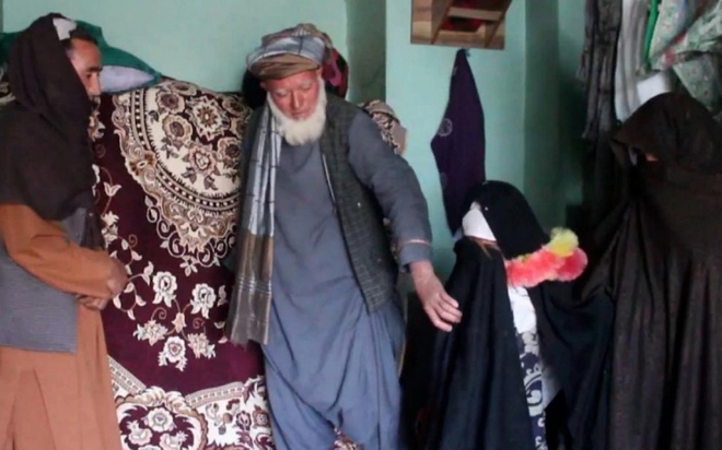 Bi kịch các gia đình Afghanistan phải bán con gái để có tiền mua lương thực - Ảnh 1.