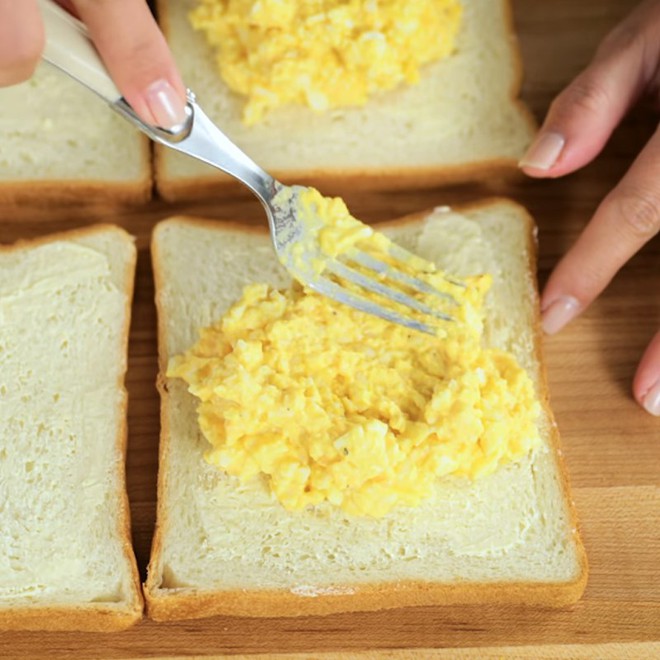 Bánh mì sandwich trứng kiểu Nhật béo ngậy hấp dẫn - Ảnh 4.