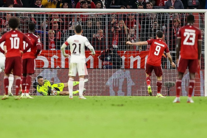 Thắng dễ Benfica, Bayern Munich chính thức giành vé vào vòng knock-out Champions League - Ảnh 9.