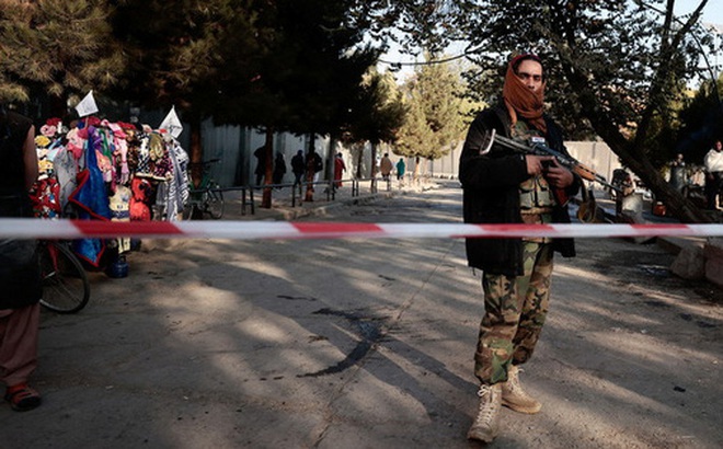 Taliban canh giữ bên ngoài bệnh viện bị IS tấn công ngày 2-11. Ảnh: Reuters
