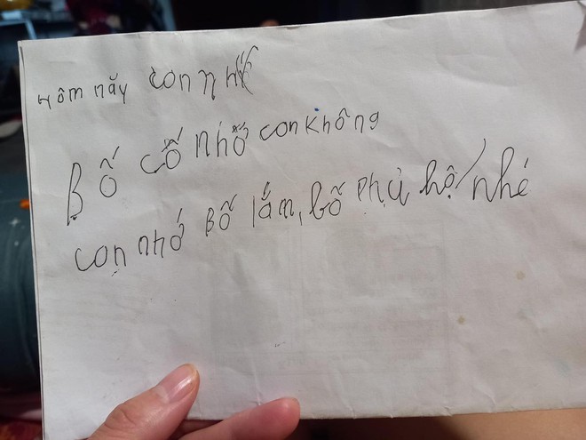 Dòng chữ nguệch ngoạc của đứa bé 6 tuổi gửi bố đã mất khiến ai nấy rơi nước mắt - Ảnh 1.