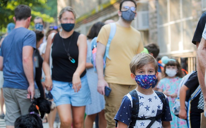 Trẻ nhỏ đeo khẩu trang đến trường ở Brooklyn, New York, hồi tháng 9/2021. Ảnh: Reuters