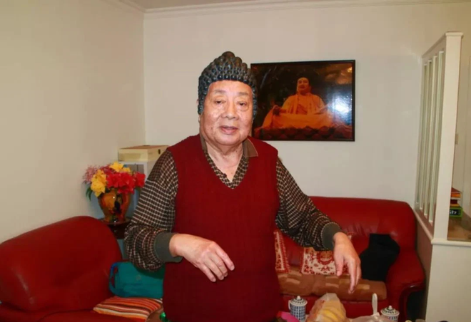 Phật Tổ Tây Du Ký 83 tuổi vẫn mặc áo cà sa đi diễn hội chợ, hình ảnh già nua gây xót xa - Ảnh 4.