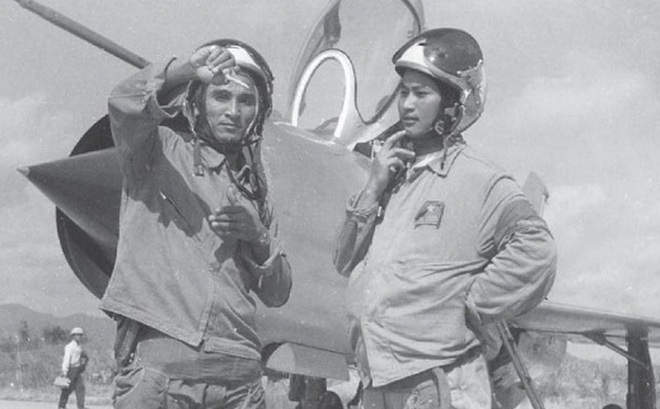 Phi công Liên Xô đang lên lớp cho phi công Việt Nam