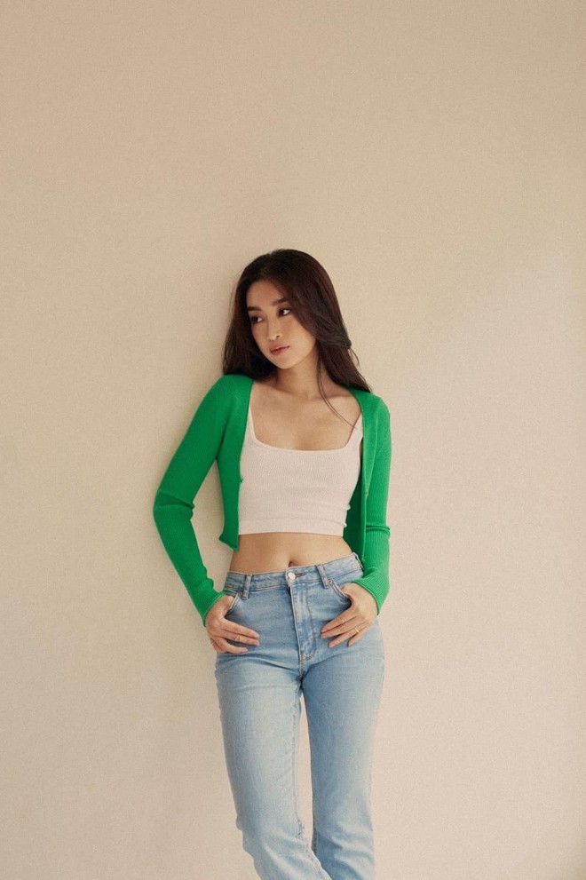 Đỗ Mỹ Linh, Đỗ Thị Hà lăng xê mốt mặc crop-top, khoe vòng eo sexy khiến fans mê mẩn - Ảnh 2.