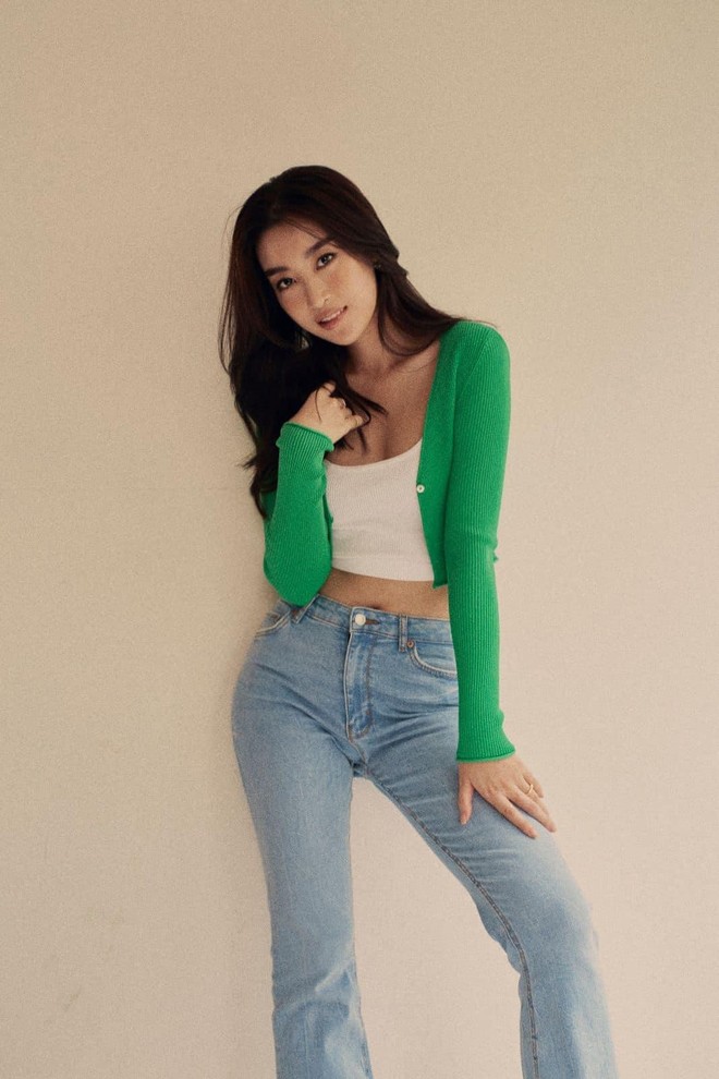 Đỗ Mỹ Linh, Đỗ Thị Hà lăng xê mốt mặc crop-top, khoe vòng eo sexy khiến fans mê mẩn - Ảnh 3.