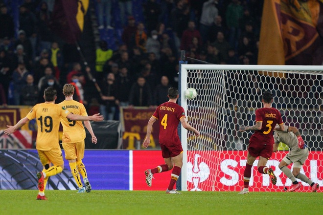 Roma của Mourinho thoát thua trên sân nhà trước tí hon Na Uy - Ảnh 4.