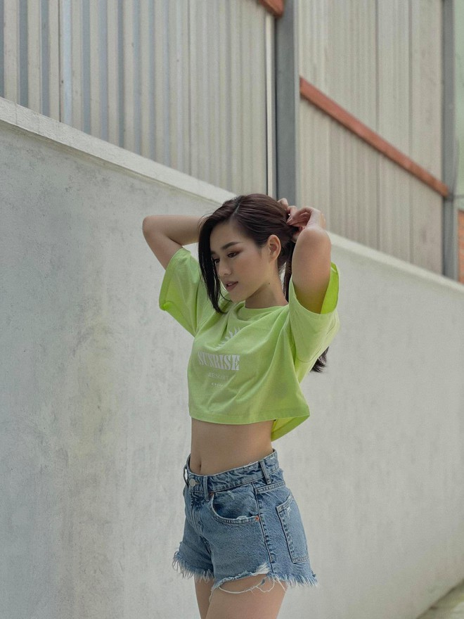 Hoa hậu Đỗ Thị Hà diện croptop khoe vòng eo ‘vạn người mê’ - Ảnh 4.