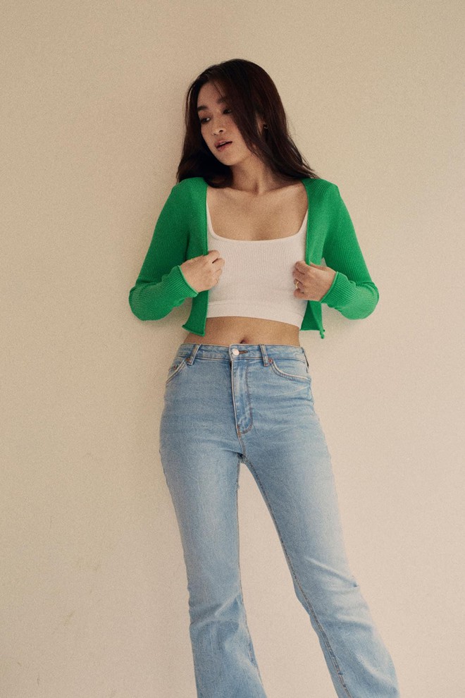 Đỗ Mỹ Linh, Đỗ Thị Hà lăng xê mốt mặc crop-top, khoe vòng eo sexy khiến fans mê mẩn - Ảnh 4.