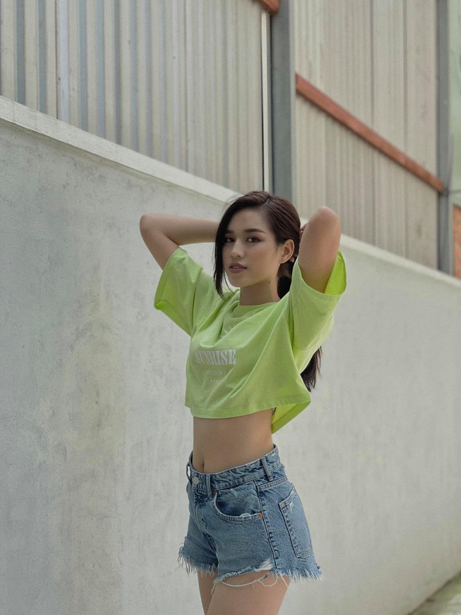 Đỗ Mỹ Linh, Đỗ Thị Hà lăng xê mốt mặc crop-top, khoe vòng eo sexy khiến fans mê mẩn - Ảnh 8.