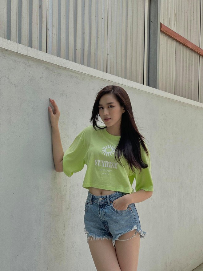 Đỗ Mỹ Linh, Đỗ Thị Hà lăng xê mốt mặc crop-top, khoe vòng eo sexy khiến fans mê mẩn - Ảnh 9.