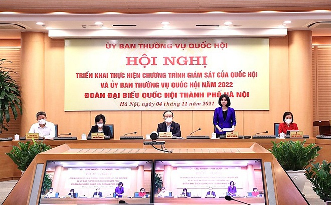 Phó Chủ tịch Thường trực HĐND TP Phùng Thị Hồng Hà tham luận tại hội nghị