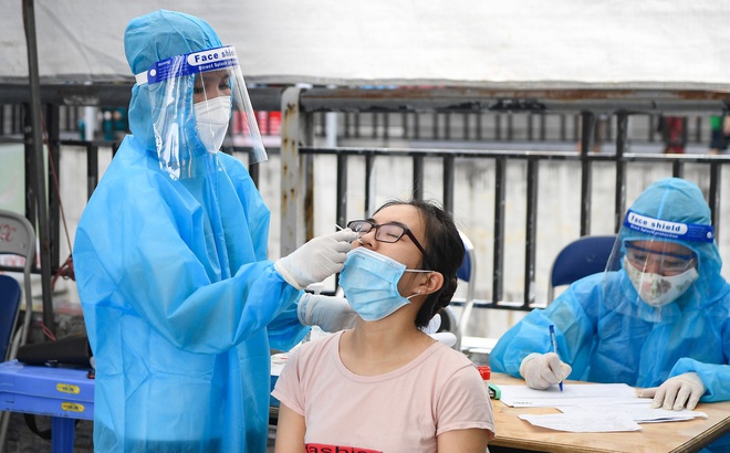 Nhân viên y tế lấy mẫu xét nghiệm cho người dân ở Hà Nội.