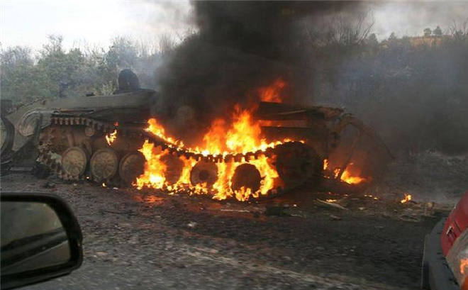 Một phương tiện chiến đấu bị phá hủy trong cuộc giao tranh ở Donbass.