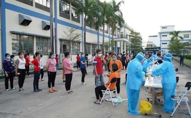 Ngành Y tế triển khai công tác truy vết, lấy mẫu xét nghiệm cho công nhân tại ổ dịch Công ty TNHH Sao Vàng