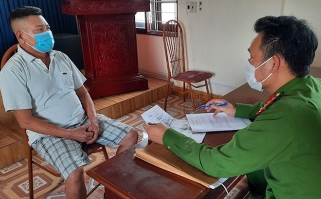 Cán bộ Phòng Cảnh sát hình sự Công an tỉnh Hải Dương hỏi cung đối tượng Nguyễn Văn Minh