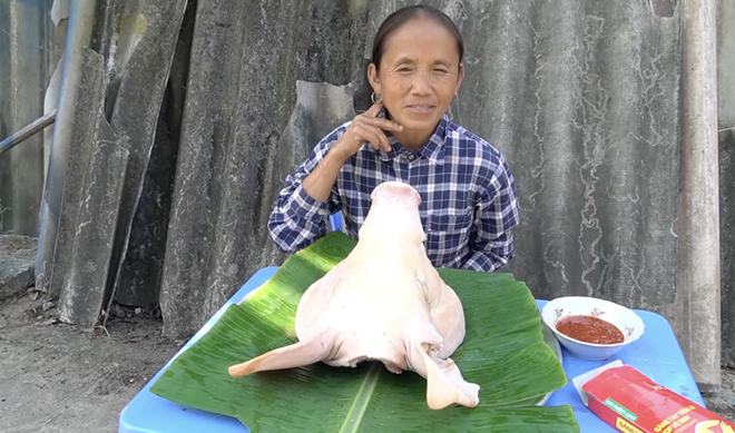 Bà Tân mang bao tay cũng không cản nổi ruồi bâu quanh cái đầu heo khổng lồ, ước mơ vệ sinh an toàn thực phẩm còn xa lắm... - Ảnh 1.