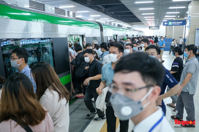 Lãnh đạo Metro Hanoi nói gì về việc dòng người chen chúc đi tàu Cát Linh - Hà Đông? - Ảnh 1.