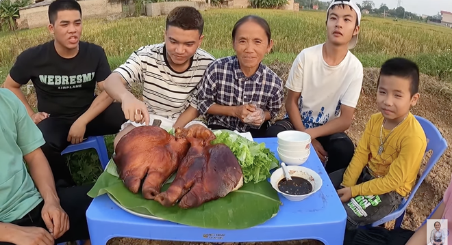 Bà Tân mang bao tay cũng không cản nổi ruồi bâu quanh cái đầu heo khổng lồ, ước mơ vệ sinh an toàn thực phẩm còn xa lắm... - Ảnh 4.