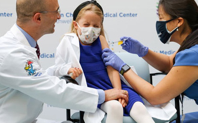 Bé gái được tiêm vắc-xin Pfizer tại Trung tâm Y tế Trẻ em Cohen ở New York - Mỹ hôm 4-11 Ảnh: REUTERS