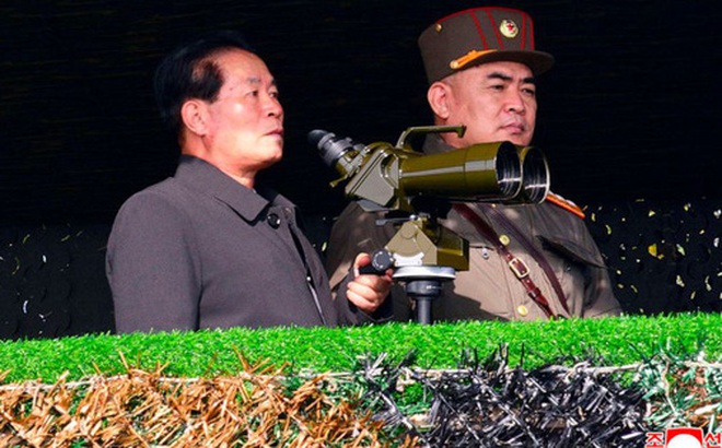 Quan chức cấp cao Triều Tiên Pak Jong-chon giám sát cuộc diễn tập pháo binh ngày 6-11. Ảnh: KCNA