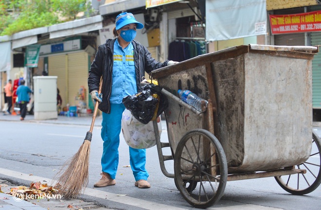 Ảnh: Hà Nội đón không khí lạnh mạnh nhất từ đầu mùa, người dân co ro trong sáng thứ Hai đầu tuần - Ảnh 11.