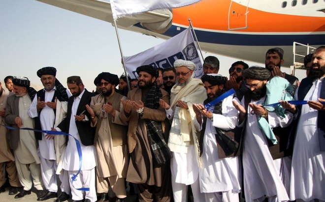 Các quan chức Taliban tại buổi lễ ở sân bay Kabul khi lô hàng hạt thông Afghanistan chuẩn bị được xuất khẩu sang Trung Quốc. Ảnh: SCMP