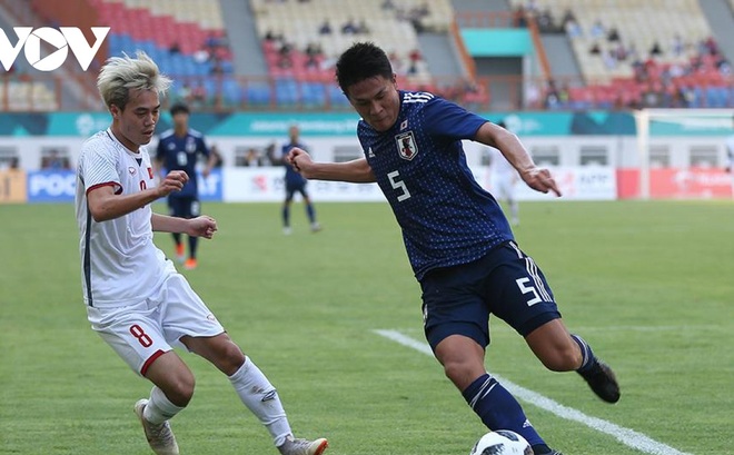 Văn Toàn tranh bóng với cầu thủ Nhật Bản trong trận đấu Olympic Việt Nam giành chiến thắng 1-0 trước Olympic Nhật Bản năm 2018. (Ảnh: Ngọc Duy).