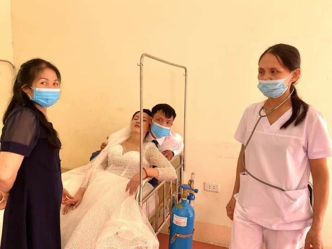 Cô dâu Nghệ An ngất xỉu, phải thở oxy gấp khi đang trên đường về nhà chồng - Ảnh 2. Cô dâu Nghệ An ngất xỉu, phải thở oxy gấp khi đang trên đường về nhà chồng - Ảnh 2.