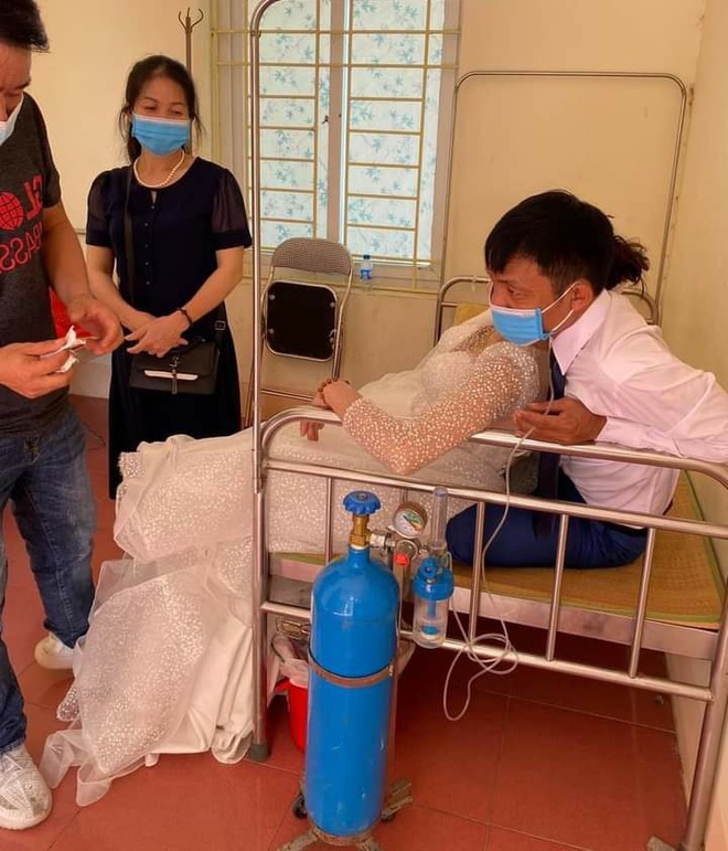 Cô dâu Nghệ An ngất xỉu, phải thở oxy gấp khi đang trên đường về nhà chồng - Ảnh 3. Cô dâu Nghệ An ngất xỉu, phải thở oxy gấp khi đang trên đường về nhà chồng - Ảnh 3.