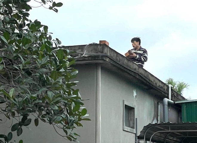 Tài xế ngáo đá cướp ô tô chạy từ Hà Nội vào Hà Tĩnh rồi leo lên mái nhà dân - Ảnh 2.