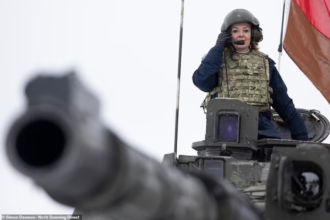 Bất ngờ trước hình ảnh nữ Ngoại trưởng Anh ‘cưỡi’ xe tăng NATO - Ảnh 4.