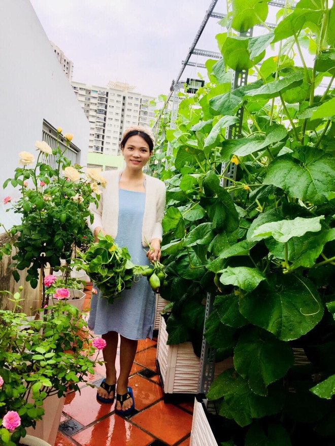 Chỉ với 5 triệu đồng, mẹ đảm Sài Gòn phủ kín sân thượng 50m2 các loại hoa thơm, trái ngọt - Ảnh 23.