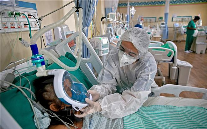 Nhân viên y tế điều trị cho bệnh nhân COVID-19 tại bệnh viện ở Belem, bang Para, Brazil ngày 26/3/2021. Ảnh: AFP/TTXVN