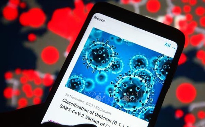 Thông báo của Tổ chức Y tế thế giới về biến thể mới của virus SARS-CoV-2 gây bệnh COVID-19, có tên Omicron, trên một màn hình điện thoại thông minh. Ảnh: Getty Images/TTXVN