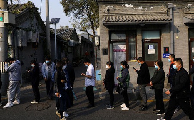 Người dân xếp hàng tại điểm tiêm chủng Covid-19 ở thủ đô Bắc Kinh - Trung Quốc ngày 29-10. Ảnh: Reuters