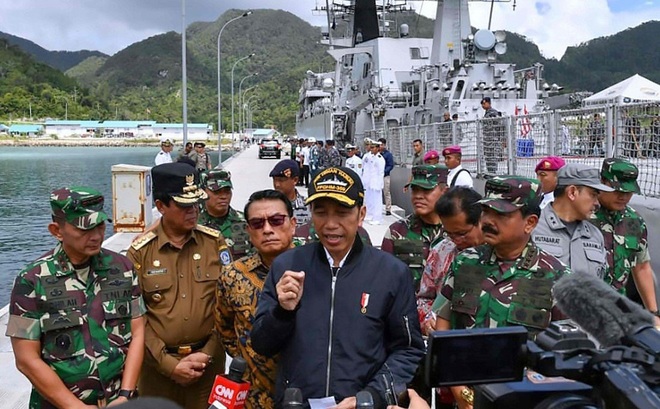 Tổng thống Indonesian Joko Widodo phát biểu trước báo giới trong một chuyến thị sát tới quần đảo Natuna. Ảnh: AFP