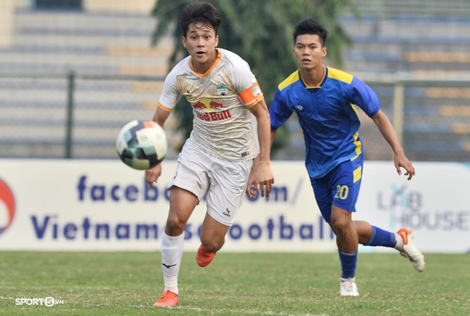 Cầu thủ U23 Việt Nam lập siêu phẩm cho U21 HAGL, đồng đội cười trừ vì quá bất ngờ - Ảnh 1.