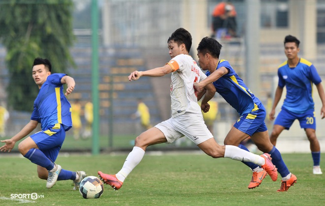 Cầu thủ U23 Việt Nam lập siêu phẩm cho U21 HAGL, đồng đội cười trừ vì quá bất ngờ - Ảnh 13.