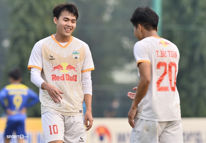 Cầu thủ U23 Việt Nam lập siêu phẩm cho U21 HAGL, đồng đội cười trừ vì quá bất ngờ - Ảnh 7.