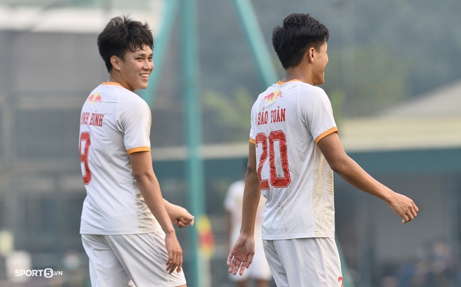 Cầu thủ U23 Việt Nam lập siêu phẩm cho U21 HAGL, đồng đội cười trừ vì quá bất ngờ - Ảnh 8.