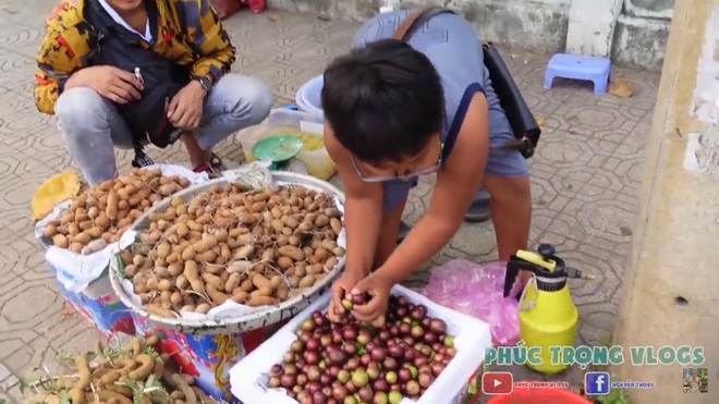 2 bố con bị bệnh, mẹ bỏ đi, bé trai 8 tuổi phơi mặt ngoài đường bán me, bán ốc - Ảnh 2.