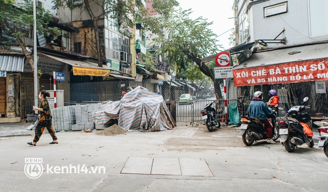 Ảnh: Cận cảnh phong tỏa nhiều tuyến phố cổ Hà Nội, dịch leo thang gần 900 ca/ngày - Ảnh 1.