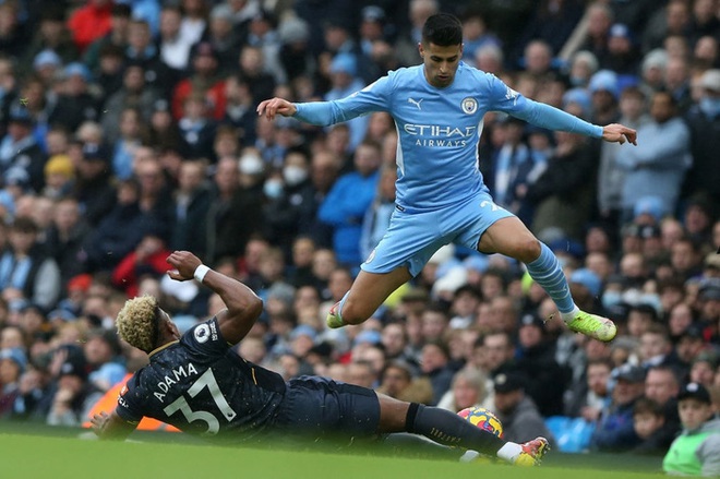 Thẻ đỏ và penalty giúp Man City giữ chặt ngôi đầu bảng sau chiến thắng nhọc nhằn - Ảnh 1.