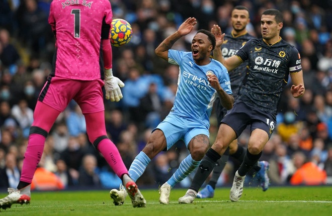 Thẻ đỏ và penalty giúp Man City giữ chặt ngôi đầu bảng sau chiến thắng nhọc nhằn - Ảnh 2.