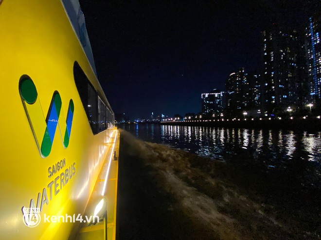 Trải nghiệm tuyến buýt đường sông được mở về đêm: Sài Gòn lên đèn lung linh, nhìn từ góc nào cũng đẹp! - Ảnh 14.