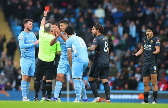 Thẻ đỏ và penalty giúp Man City giữ chặt ngôi đầu bảng sau chiến thắng nhọc nhằn - Ảnh 3.