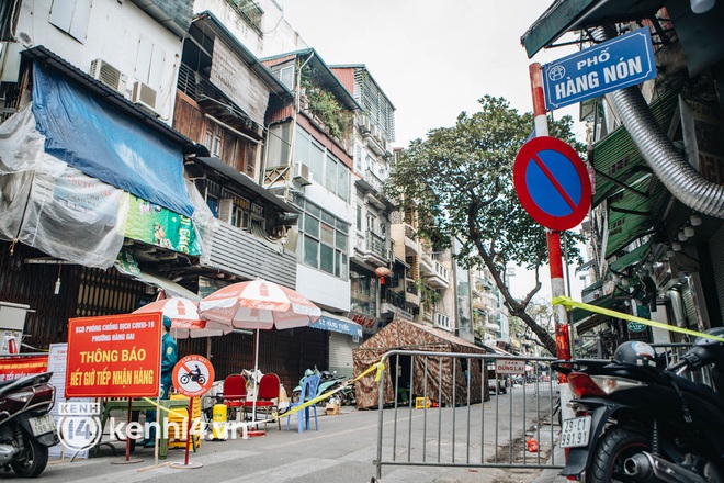 Hà Nội phong tỏa nhiều phố, dịch leo thang gần 900 ca. Khủng bố con nợ mắc Covid-19 bằng quan tài - Ảnh 4.